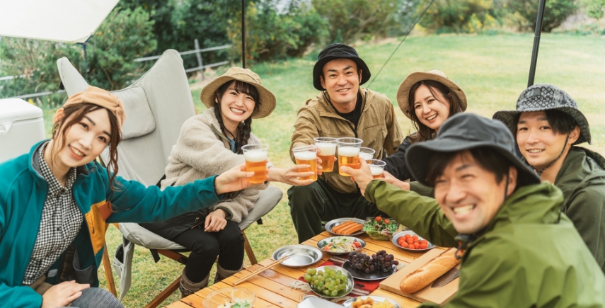 友人同士でキャンプを楽しむ様子