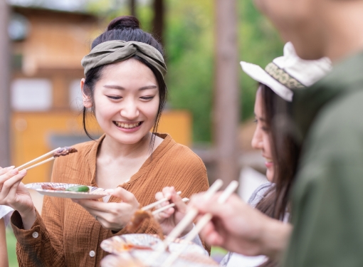食事を楽しむキャンプシーン